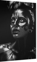 Vrouw in het donker - Foto op Dibond - 60 x 90 cm