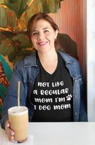 Not Like A Regular Mom I’m A Dog Mom T-Shirt, Leuke Mama Geschenken, Uniek Cadeau Voor Hondenmoeders, Unisex T-shirts Met V-hals, D002-012B, L, Zwart