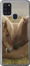 Geschikt voor Samsung Galaxy A21s hoesje - Paarden - Gras - Bruin - Siliconen Telefoonhoesje