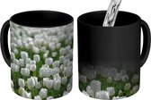 Magische Mok - Foto op Warmte Mok - Een gebied van witte tulpen in de lente - 350 ML