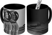 Magische Mok - Foto op Warmte Mok - tekening mensen op mars - zwart wit - 350 ML