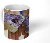 Mok - Twee amethisten in de handen van een kind - 350 ML - Beker
