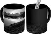 Magische Mok - Foto op Warmte Mok - De Zwitserse Alpen bij zonsondergang - zwart wit - 350 ML
