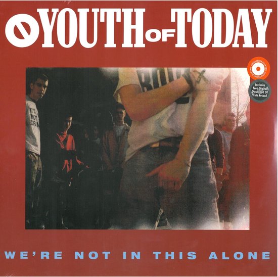 Albumhoes met rode rand en tekst 'YOUTH OF TODAY'. Groep jongeren op zwart-wit foto. Tekst 'WE'RE NOT IN THIS ALONE'.