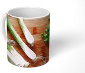 Mok - Gehakte bosui op een houten plank - 350 ML - Beker