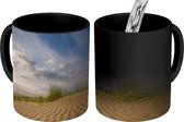 Magische Mok - Foto op Warmte Mok - Groene planten groeien op een duin - 350 ML