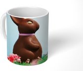 Mok - Chocoladepaashaas bevindt zich in het gras tijdens Pasen - 350 ML - Beker