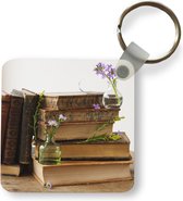 Sleutelhanger - Oude boeken met kapotte kaft en verkleurde bladzijden - Plastic - Rond - Uitdeelcadeautjes
