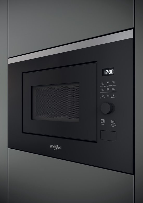 Zijkant van een zwarte inbouwmagnetron in een donkergrijze keuken.