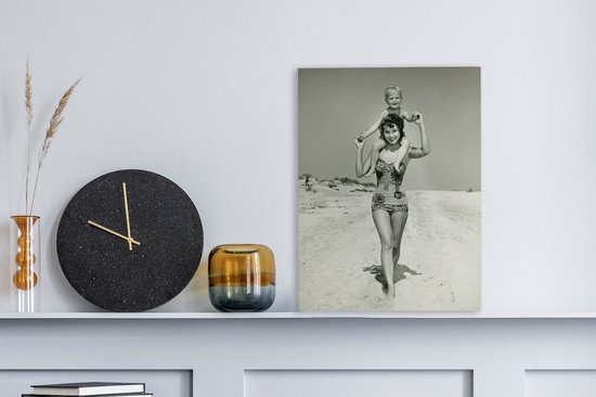Tableau sur toile Portrait Vintage d'une mère et d'un fils en vacances en noir et blanc - 30x40 cm - Décoration murale