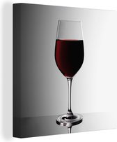 Canvas Schilderij Glas rode wijn op een grijs witte achtergrond - 90x90 cm - Wanddecoratie