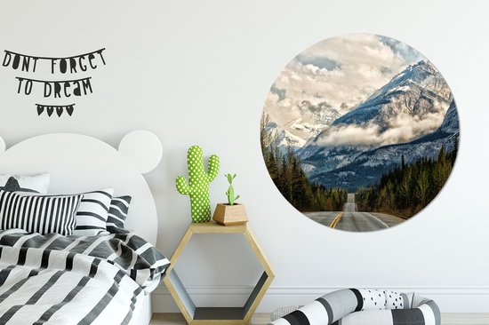 Une route mène vers une plaque en plastique de cercle de mur de haute montagne ⌀ 140 cm