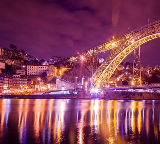 De imposante Dom Luis brug in Porto uitgelicht bij nacht - Fotobehang (in banen) - 450 x 260 cm