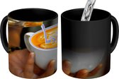Magische Mok - Foto op Warmte Mok - De melk wordt als latte art gegoten in het kopje cappuccino - 350 ML