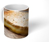 Mok - Tosti met gesmolten kaas op een snijplank - 350 ML - Beker
