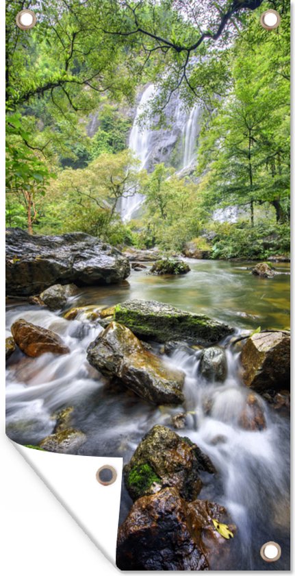 Schuttingposter De hoge waterval stroomt via rotsblokken in het Klong Lan National Park naar beneden - 100x200 cm - Tuindoek