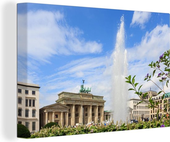 Canvas Schilderij Brandenburger Tor met een fontein in het Duitse Berlijn - 60x40 cm - Wanddecoratie