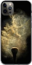 Geschikt voor iPhone 12 Pro Max hoesje - Goud poeder op een zwarte achtergrond - Siliconen Telefoonhoesje