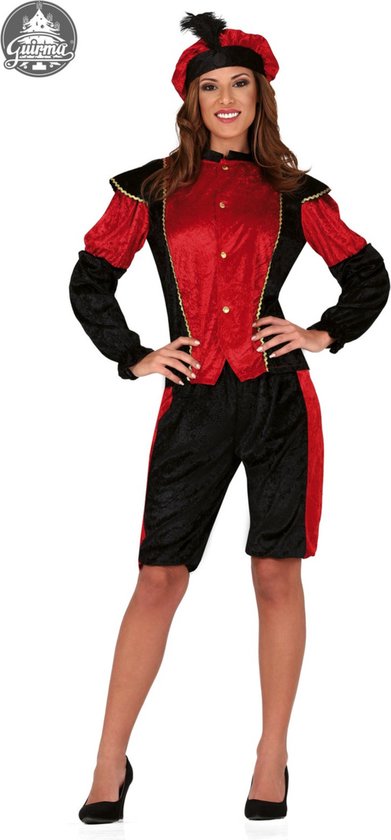 Een dame draagt een rood en zwart Pietenpak met baret, van voren gezien. Het pak heeft gouden knopen.