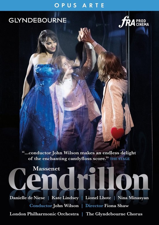 Drie vrouwen, één in een blauwe baljurk, dansen op een podium. Glyndebourne Cendrillon DVD.