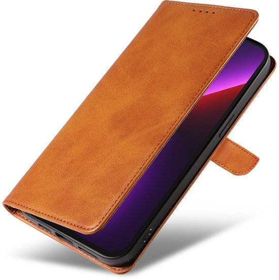 Bruine kunstlederen telefoonhoes in boekstijl, gesloten, met een magnetisch lipje.
