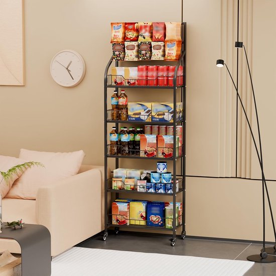 Trolleys Bij Supermarkt. Metalen Manden Op Wielen Zijn Met Elkaar Verbonden Stock Foto - Image
