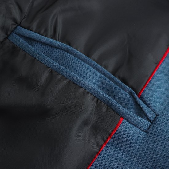 Detail van een binnenzak met blauwe en zwarte stof, omrand met rood.