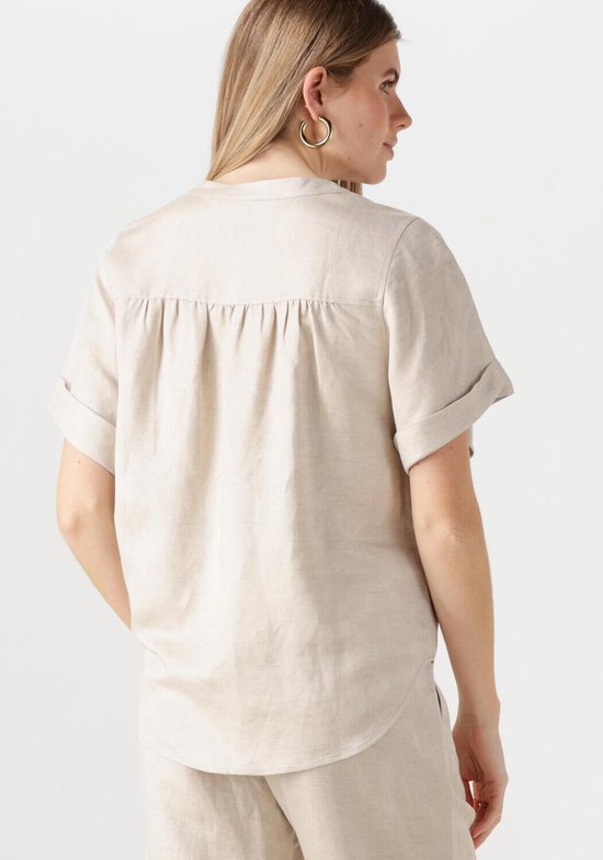 Achterkant van een beige linnen blouse met korte mouwen en gerimpelde schouders.