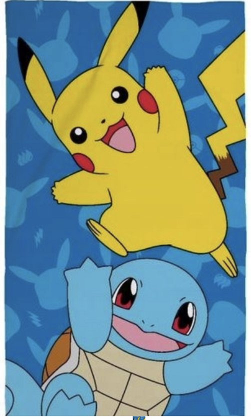 Serviette de plage bleue avec une grande illustration de Pikachu et Squirtle, avec de petites silhouettes de Pokémon en arrière-plan.