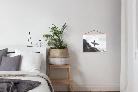Posterhanger incl. Poster 40x30 cm - Schoolplaat - Surfer - Rots - Oceaan - Golven - Textielposter - Blanke latten