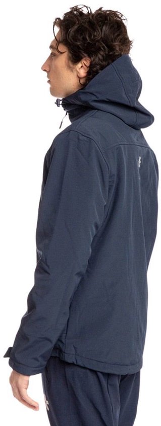 Man in marineblauwe softshell jas met capuchon.