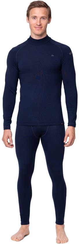 Man in donkerblauwe thermokleding (longsleeve en broek), van voren gezien. Standaard pasvorm. Model is 188 cm en draagt maat M.