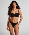 Model in een zwarte strapless beugel-bh en bijpassende slip.