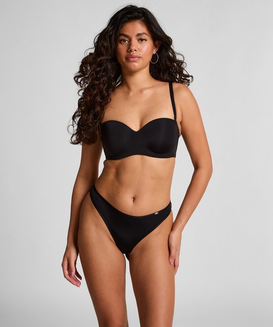 Model in een zwarte strapless beugel-bh en bijpassende slip.