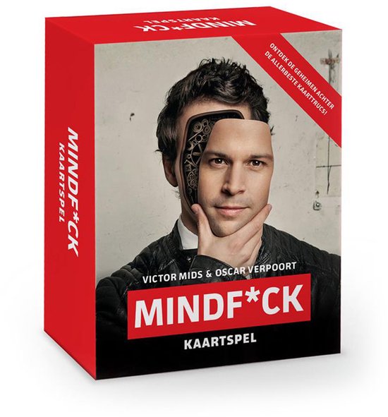 Kaartspel verpakking met een man die een masker van tandwielen draagt. "MINDF*CK KAARTSPEL" staat op de voorkant.
