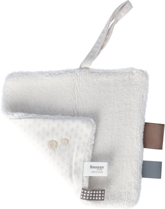 Crèmekleurig speendoekje met beige teddy vacht, een luikje met een subtiel patroon en een klein hartje. Met label 'Snoozebaby AMSTERDAM'.