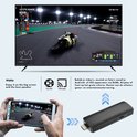 Smartphone toont een racegame, gespiegeld op een grote TV die door de Elcostar TV Stick wordt aangedreven. DLNA en Miracast logo's.