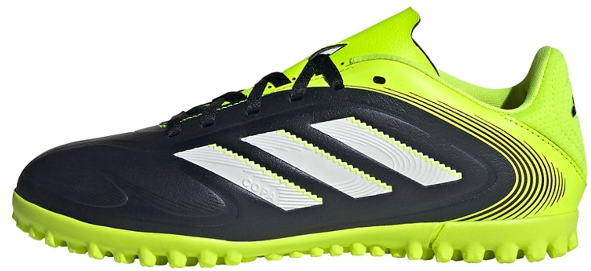 Zwarte adidas Copa Pure 3 Club turf voetbalschoenen voor kinderen met opvallende groene details en witte strepen.