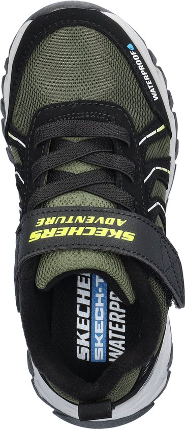 Zwarte Skechers outdoorschoen met groene mesh en gele accenten. "WATERPROOF" opdruk.