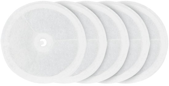 Vijf witte, ronde waterfilters met een centraal gat, op witte achtergrond.
