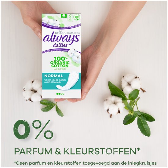 Handen houden een doosje Always Dailies Cotton Protection Normal inlegkruisjes vast. Wattenbollen en groene takjes liggen ernaast. Tekst: 0% PARFUM & KLEURSTOFFEN.