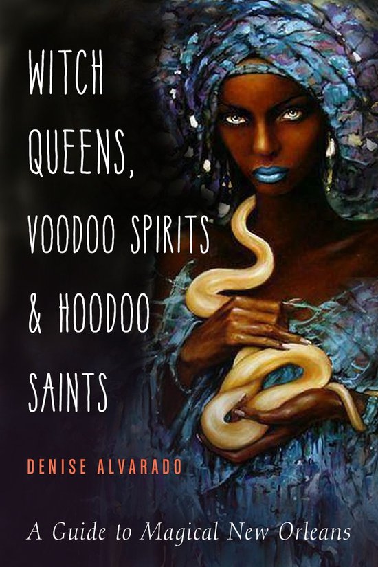 Boekomslag met de titel 'Witch Queens, Voodoo Spirits & Hoodoo Saints' van Denise Alvarado. Een vrouw met blauwe lippen en turkoois hoofddeksel houdt een slang vast.
