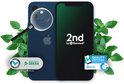 Donkerblauwe iPhone 12 met vergrootglas op camera, keurmerk sticker en groene bladeren. Scherm toont '2nd by Renewd'.