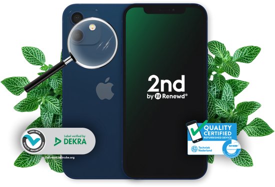 Donkerblauwe iPhone 12 met vergrootglas op camera, keurmerk sticker en groene bladeren. Scherm toont '2nd by Renewd'.