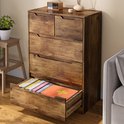 Commode marron clair avec tiroir ouvert contenant des dossiers et des livres. Texture grain de bois.