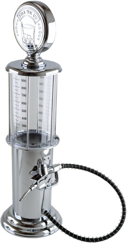 Een zilverkleurige drankdispenser in de vorm van een benzinepomp met een glazen tank, maatverdeling en pomphendel.