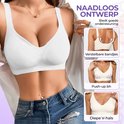 Witte naadloze push-up BH met verstelbare bandjes en diepe V-hals, op een vrouw met jeans.