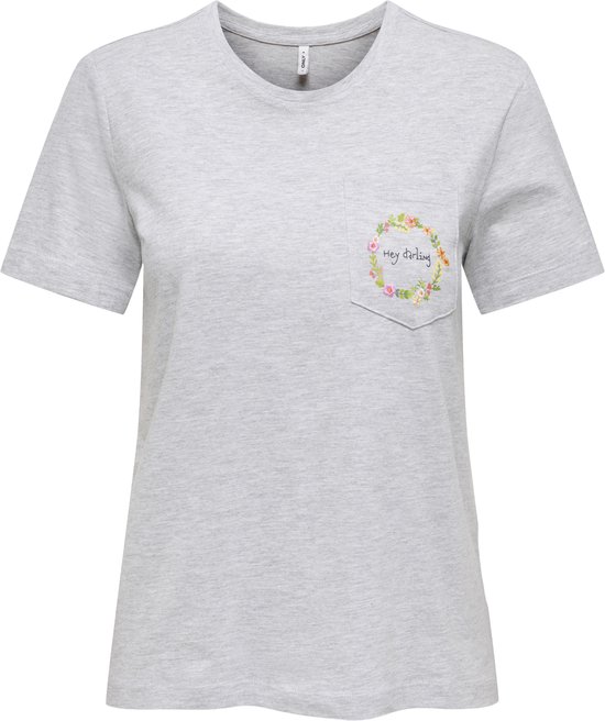 T-shirt gris clair à manches courtes avec une poche poitrine ornée d'une couronne de fleurs brodée et du texte 'Hey darling'.