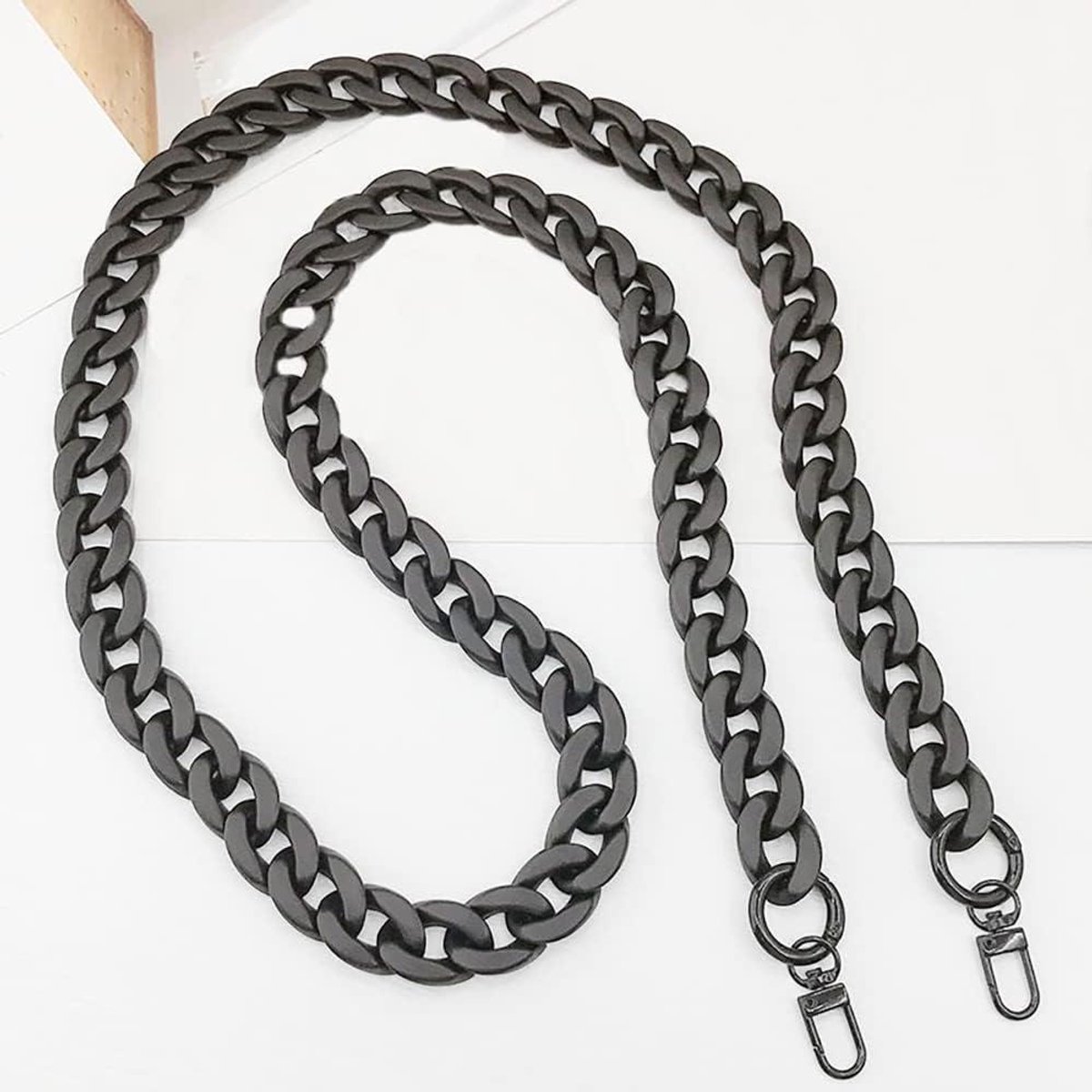 Allecto Plus - Universele telefoonketting om te hangen - Zwart - Kleurrijke Acryl Mobiele Telefoonketting - Geschikt voor Elke Smartphone - Telefoon Decoratie - Trendy Draagkoord - inclusief zoekwoorden: telefoonketting, mobiele telefoon
