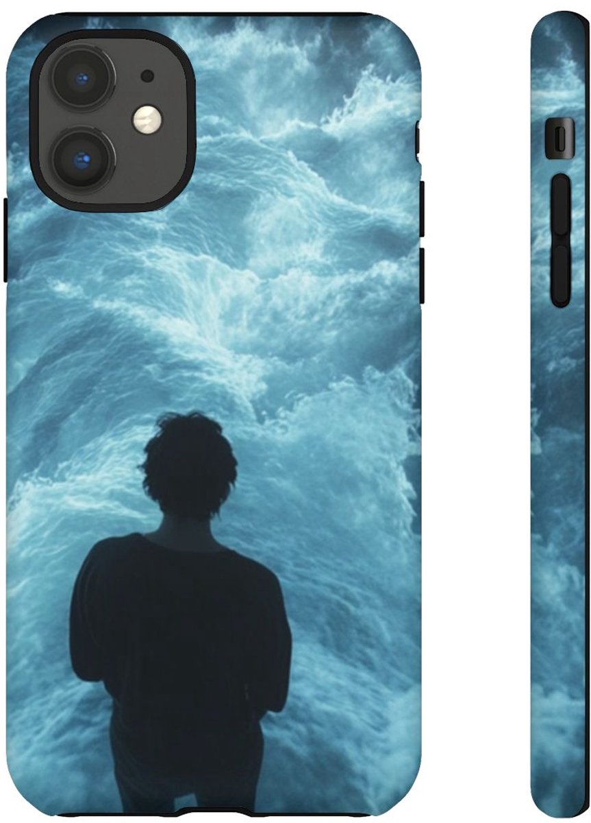 Persoon Tussen Kolkende Watergolven – Telefoonhoesje Geschikt voor iPhone 11
